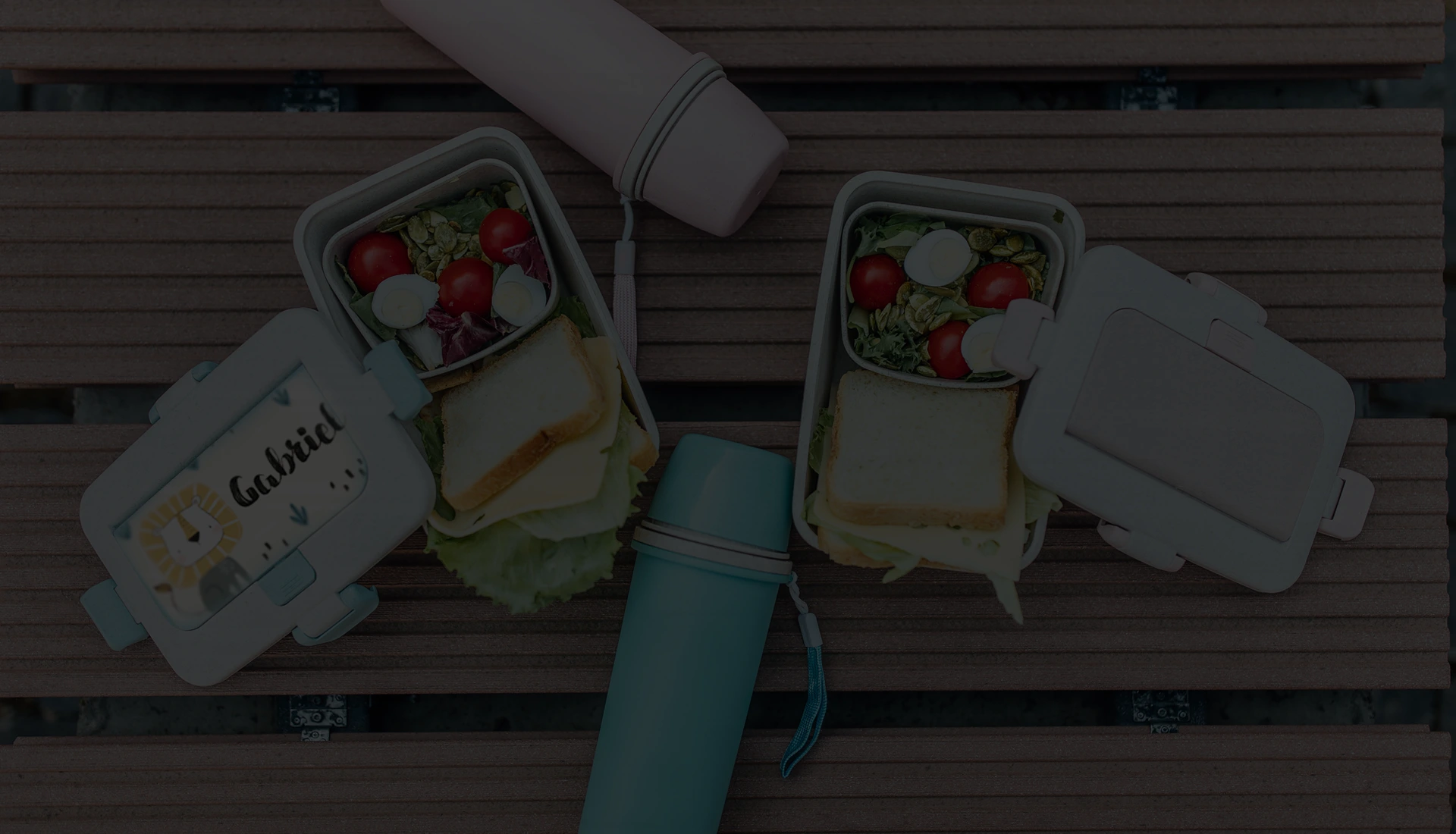 Brotdosen und Trinkflaschen, die mit Namen für Kinder bedruckt sind